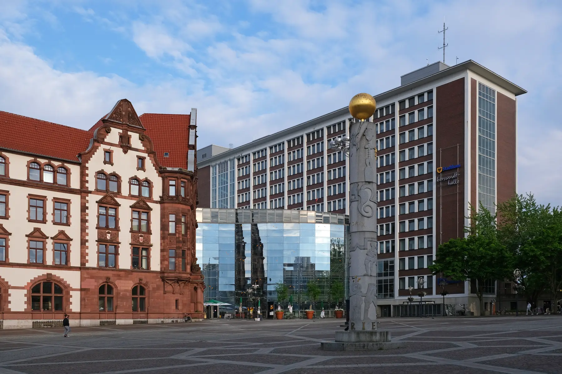 Blick Der Friedensplatz in Dortmund mit dem Alten Stadthaus und der Friedenssäule