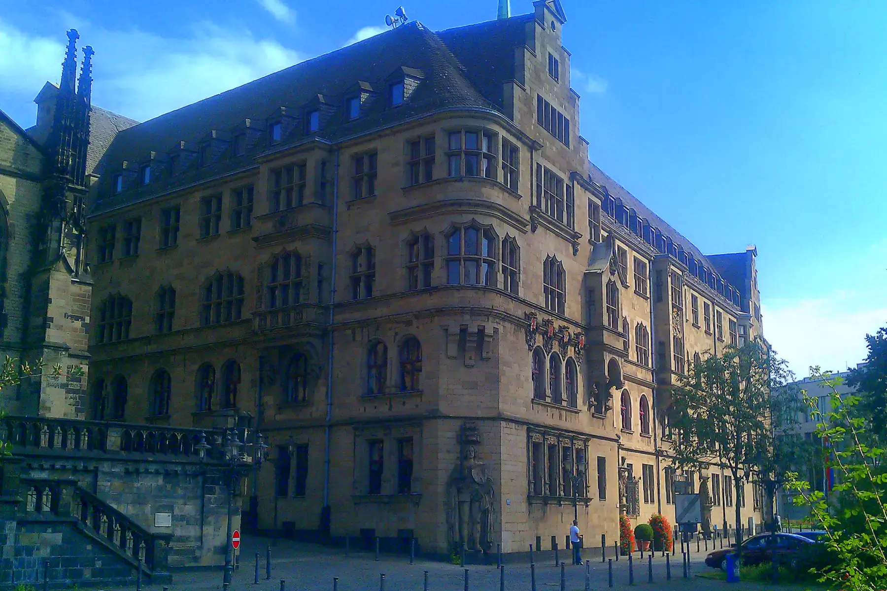 Das Duisburger Rathaus neben der Salvatorkirche