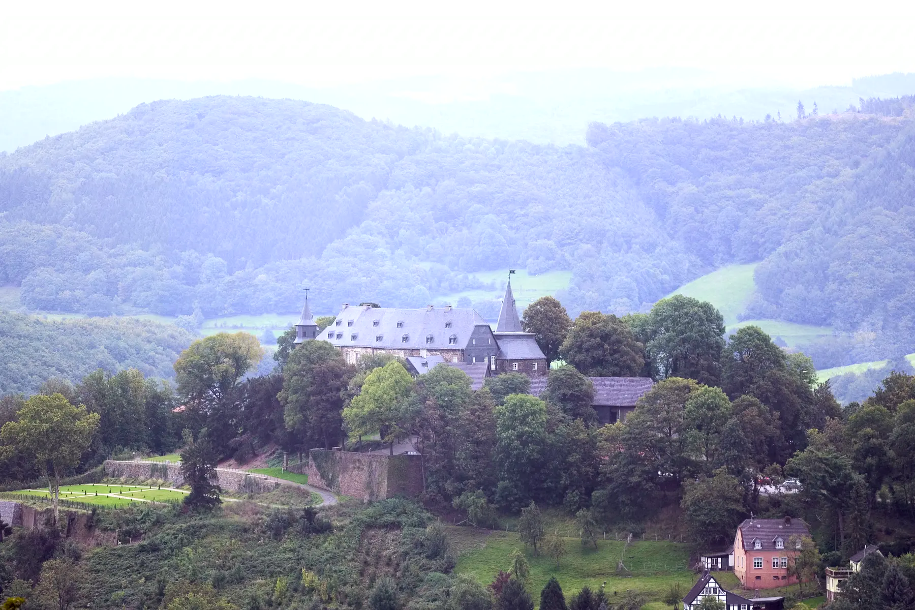 Schloss Hohenlimburg über dem Lennetal in Hagen