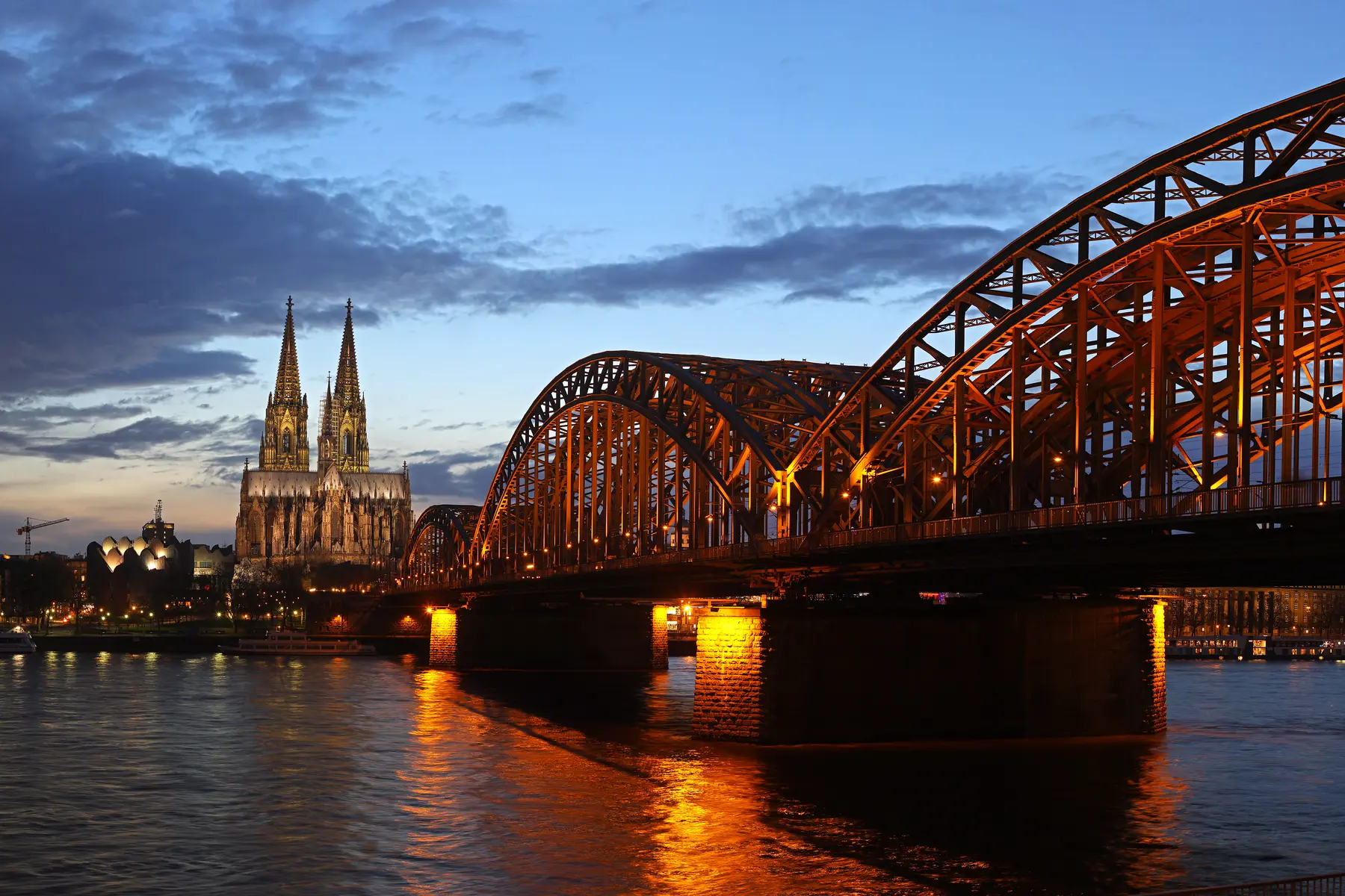 Hohenzollernbrücke und Kölner Dom vom rechten Rheinufer aus